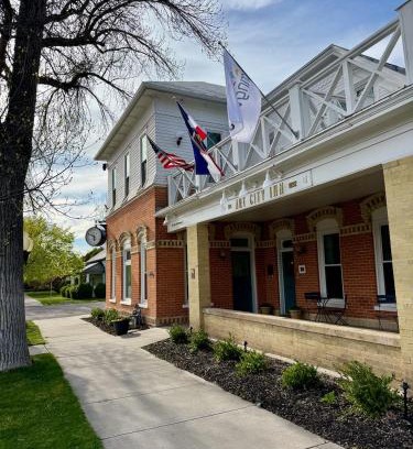 Springville Hotel | Art City Inn