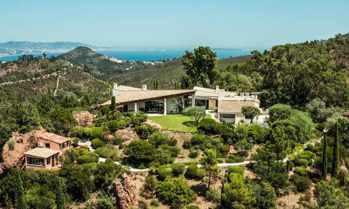 Mandelieu-La-Napoule Villa | Art & design Villa with 360 view