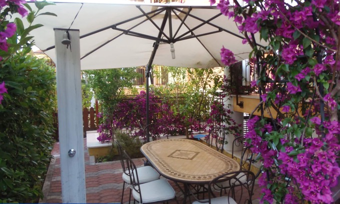 Lido Condo | ARTEMIDE-Pretty villa with garden by the pool.