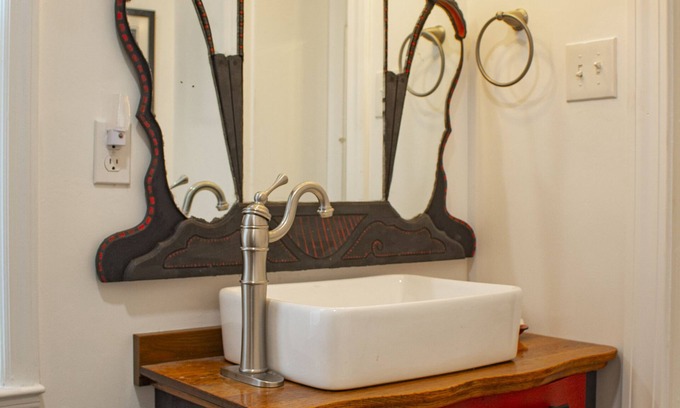 Paris Bed & Breakfast | Artistic Lodging King Suite