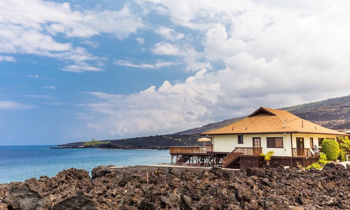 Captain Cook House | AS SEEN ON HGTV BEACH HUNTERS! Oceanfront, Amazing Whale Watching and Snorkeling