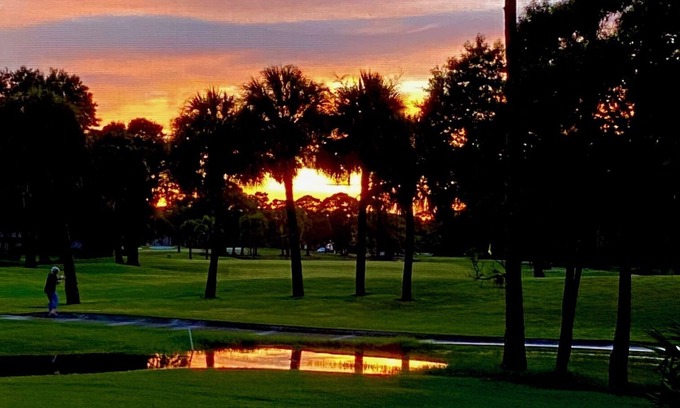 Braden River Condo | Astounding sunsets overlooking The Meadows Golf & Country Club