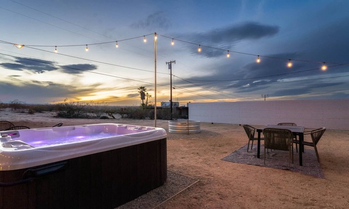 Twentynine Palms House | ❤ASTRO❤SUNSETS❤HOT TUB+SOAKING TUB❤10 MIN TO JTNP