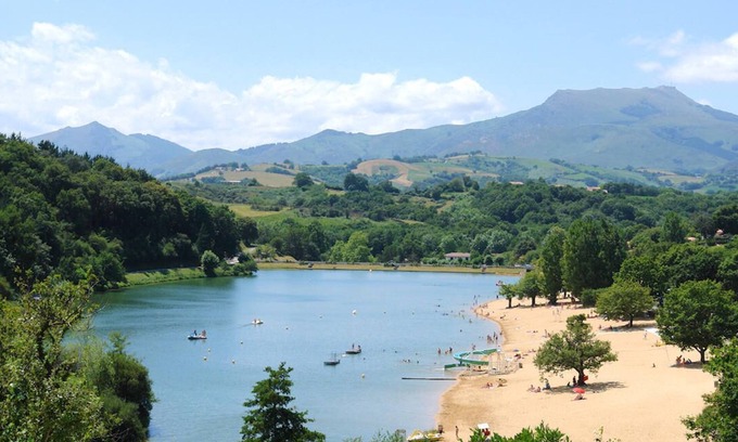 Saint-Pee-sur-Nivelle Apartment | At the forefront of Lake St-Pée-sur-Nivelle: feet in the water!