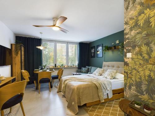 Saska Kepa Apartment | Atmospheric Studio for 3 People in Warsaw with Desk for Remote Work by Noclegi Renters