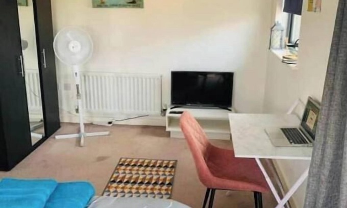 Thames House | Atom, Large 4/5 Bed House, Sleeps 12,Garden,London