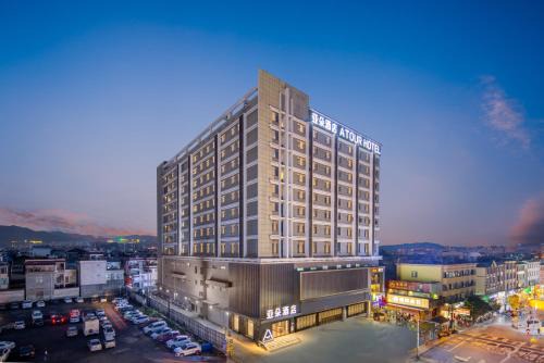 Tengchong Hotel | Atour Hotel Tengchong Wenxing Building