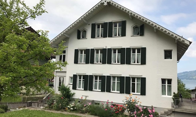 Leissigen Apartment | Attic flat with a view of Lake Thun and the mountains.