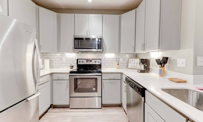 Swede Hill Apartment | ATX 2BR/1BA Apt Downtown View/Walk Score: 89