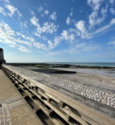 Veulettes-sur-Mer Apartment | Au point de vue : Appartement face à la mer.