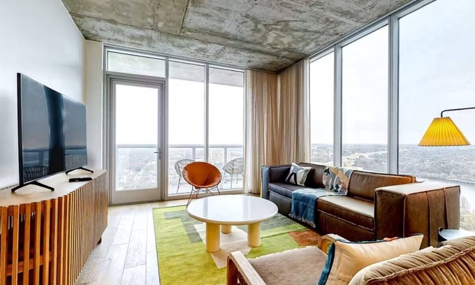 East Cesar Chavez Condo | Austin Downtown Condo - 1BR Lakeview 23rd-floor