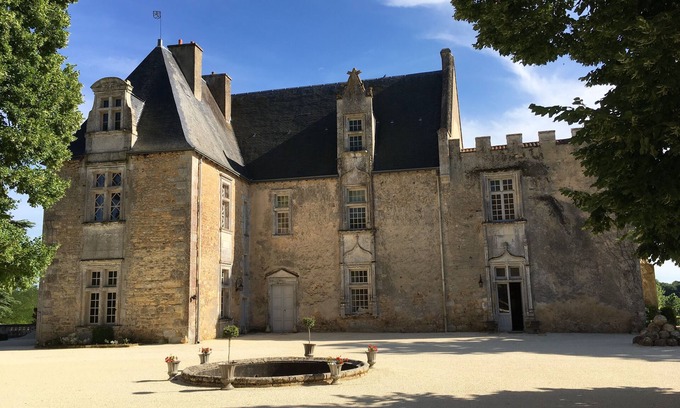 Montreuil-Bonnin Other | Available in July: Chateau-fort, 15-21 people, swimming pool, charm calm unusual
