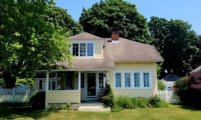 Madison House | AVAILABLE JULY 2025nCharming 2 bedroom bungalow 1 block to the beach Madison CT