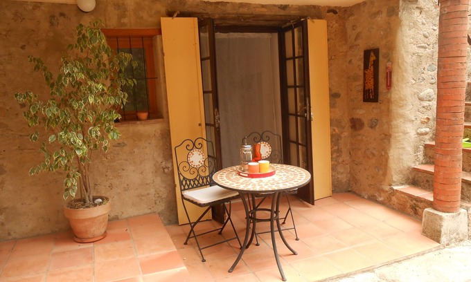 Vives Apartment | Award-winning Character Holiday Apartment in a Catalan Farmhouse (Casals)