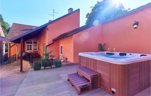 Daruvar House | Awesome Home In Daruvar With Jacuzzi