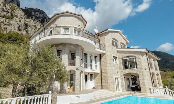Sasovici House | Awesome home in Herceg Novi with WiFi