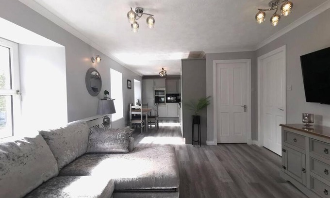 Hunspow Apartment | B'Dazzled Flat, Castletown