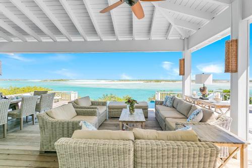Hartswell Villa | Bahari House - Luxury Oceanfront Villa with Spectacular View, Pool, Spa and Dock