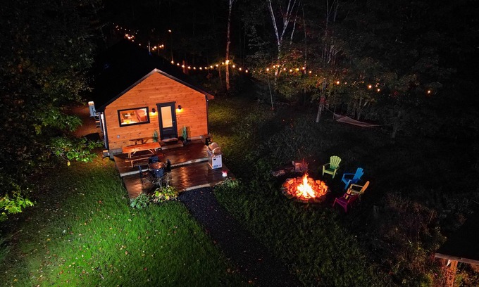 Bala Cottage | Bala Vida Cabin - Steps to Lake Muskoka w/pond, fire pit & cedar barrel sauna ✌🏼