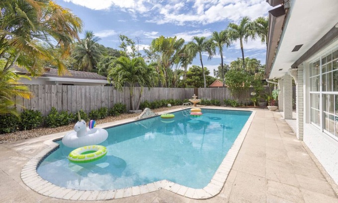 Westchester House | Bali Paradise Pool BBQ - Fits 14
