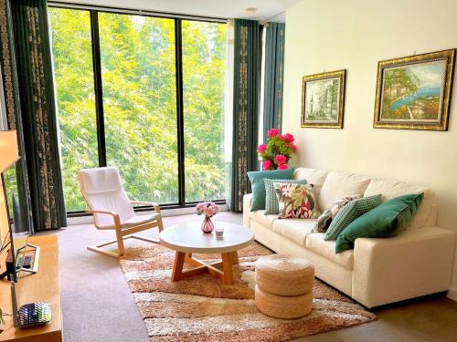 Waterloo Apartment | Bamboo Grove Retreat with Infinity Pool 竹林幽居无边泳池