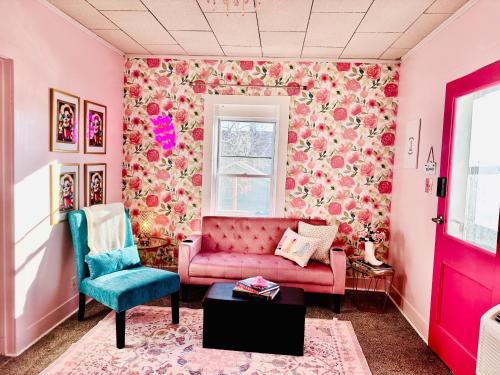 Russell House | Barbie-1bed1bathkitchdeckgrill-sleeps Up To 4