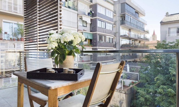 Sant Gervasi Apartment | Barcelona's Center Business Apartment with Balcony