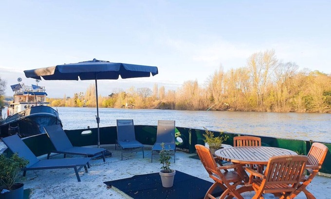 Le Port-Marly Boat Rental | Barge 120 m2 on the banks of the Seine, quiet and green