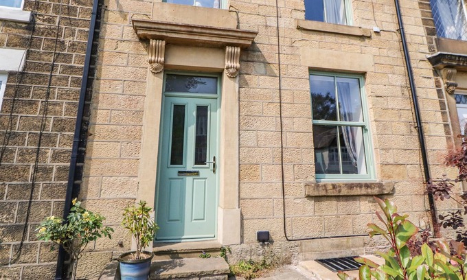 Padfield Cottage | BARNEY'S HIDEAWAY, pet friendly, with open fire in Glossop