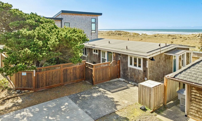 Manzanita House | Bartlett's Beach House MCA#374-Romantic Oceanfront couples getaway cabin