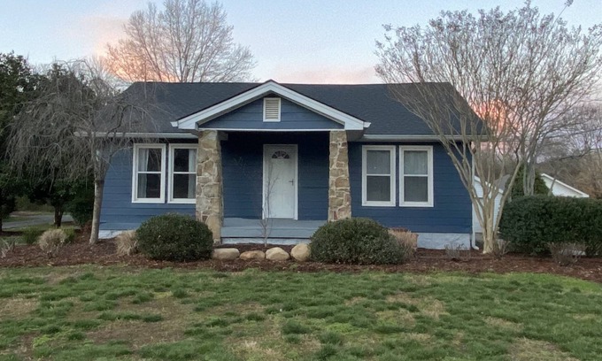 Lookout Valley Neighborhood Association House | Base of Lookout Mountain - 10 minutes to Downtown - 1 mile to The Venue - Patio