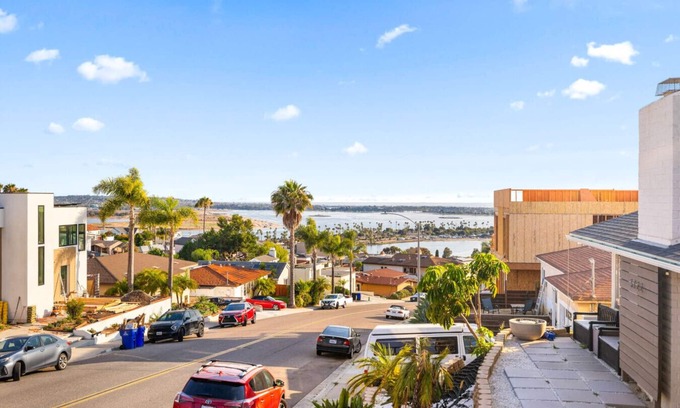 Bay Park House | Bay Park Bliss | Ocean Views + Pickleball & Jacuzzi