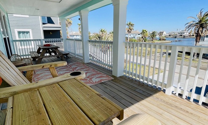 Crash Boat Basin Cottage | Bay views Cottage w/private suite, 4 min from beach and Moody Gardens