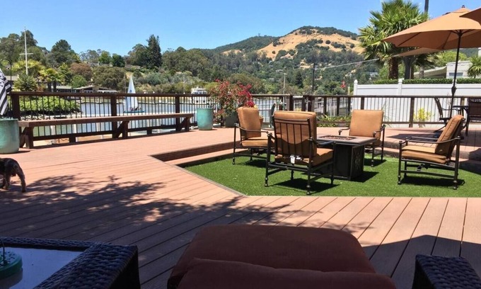 Country Club House | Bayfront Oasis | Deck, Fire Pit, Kayaks – Near Wine Country