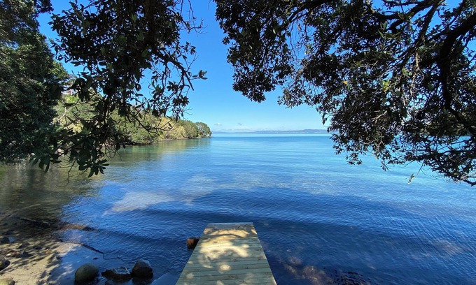 Whangarei Heads Cottage | ‘BAYHAVEN’ on the waters edge at beautiful McKenzie Bay, Whangarei Heads