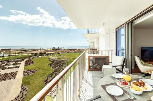 Armacao de Pera Apartment | Bayline Algarve Apt – Beachfront, Spa, Lagoon View