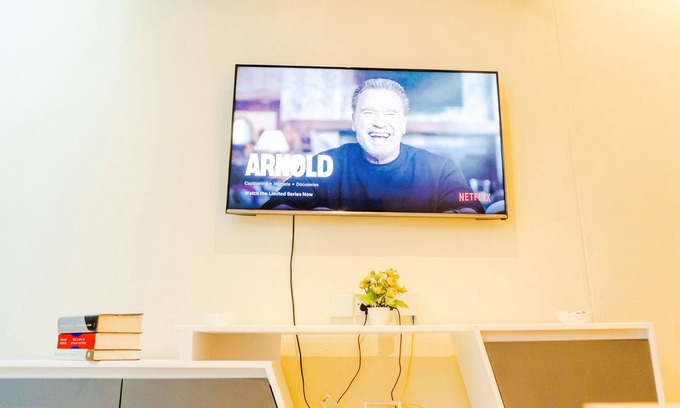 Diani Beach Apartment | Beach access, swimming pools, parking, gym, lifts, WIFI, Smart TV, Netflix.