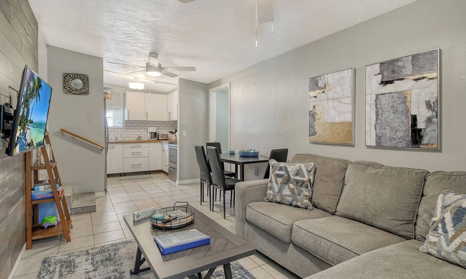 Southgate House | Beach Bum Bungalow-Sarasota-2 bdrm1 bath close to Siesta Key