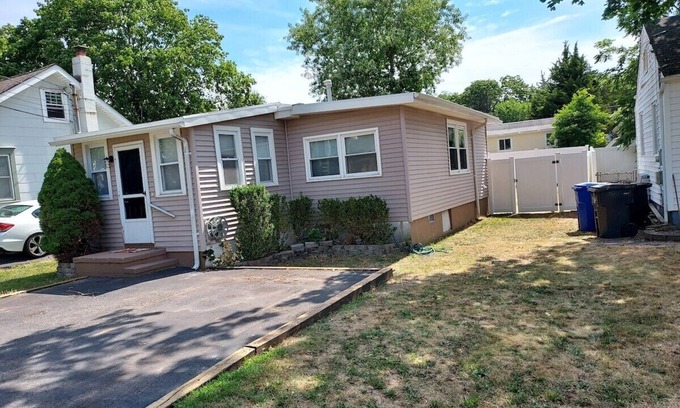 Point Pleasant - Toms River House | Beach Bungalow in peaceful Toms River with AC, WiFi, beach badges.