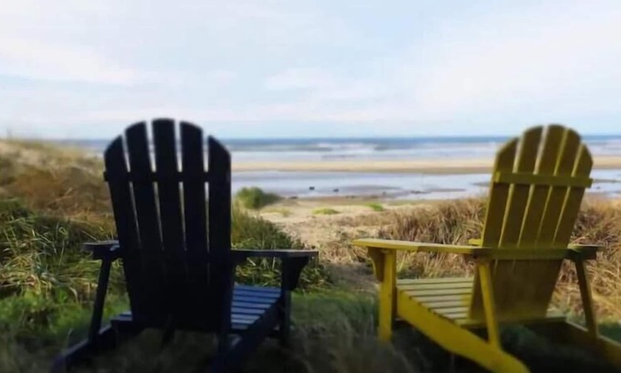 Florence House | Beach Front Any Closer to the Ocean and You'd Need a Wetsuit - Whales Watch