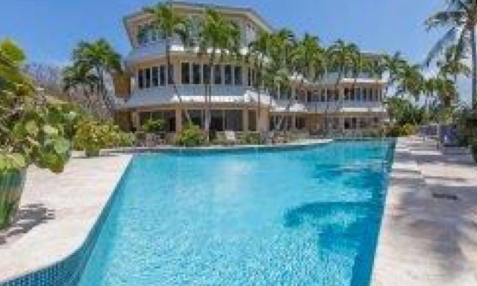 Seven Mile Beach Apartment | Beach front condo - Seven Mile beach sleeping 6 to 8