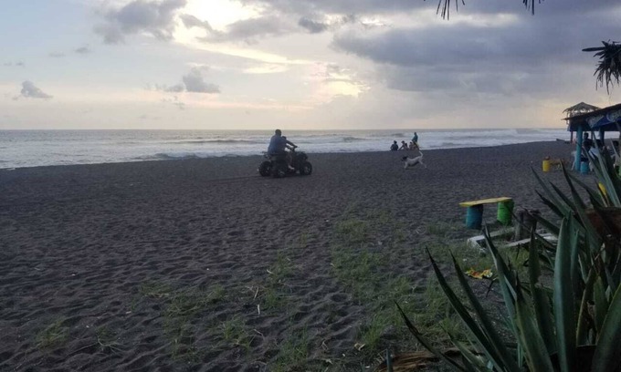 Acajutla House | Beach front house next to restaurant