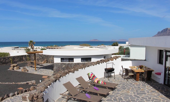 Urbanizacion Famara Villa | Beach House Daida with whirlpool in fantastic location in the Famara Nature Park