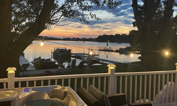 Moscow Cottage | Beach Hut Vibes in this Lake front cottage with hot tub!