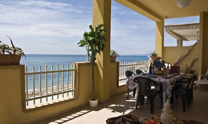 Seccagrande Apartment | Beachfront apartment 6- 9 places. Amenities: free wi-fi, barbecue.