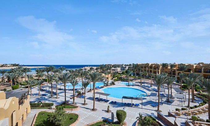 El Quseir Apartment | Beachfront Beauty l 4 Family Rooms, Pools, Dining Options & Kids’ Activities