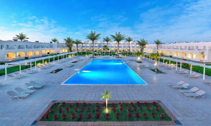 El Quseir Hotel | Beachfront Escape + Yoga, Tennis, Water Sports & Live Evening Shows l 3 Rooms