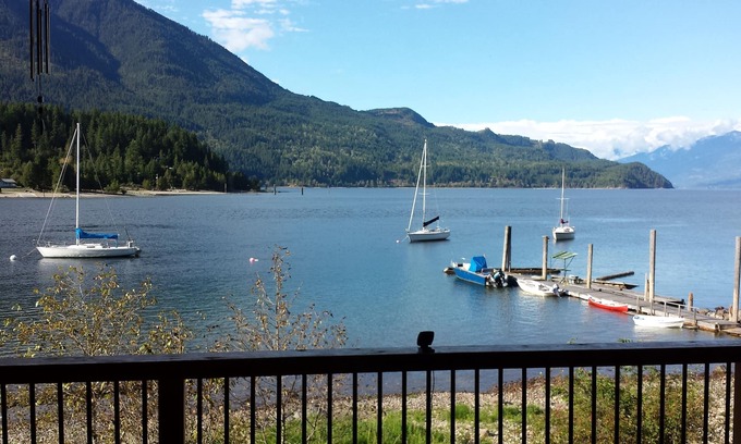 Proctor House | Beachfront Kootenay Lake British Columbia