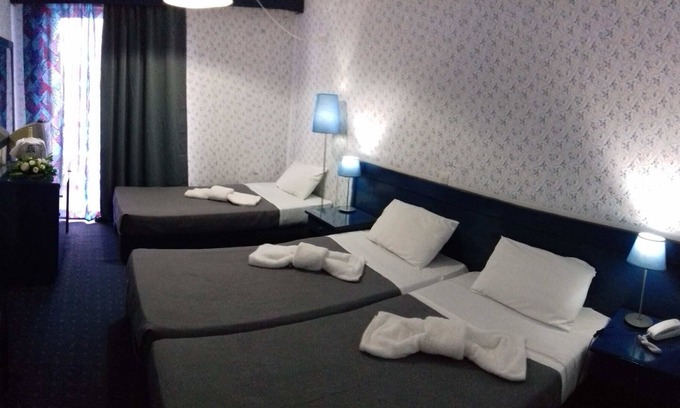 Agia Marina Bed & Breakfast | Beachfront Triple Room- Argo Seaside Stays