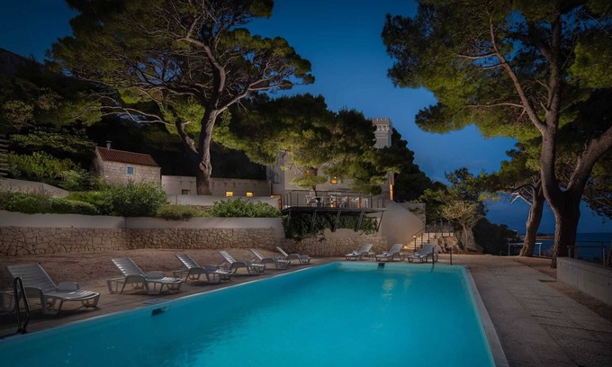 Ruskamen Villa | Beachfront Villa Castellum with Pool